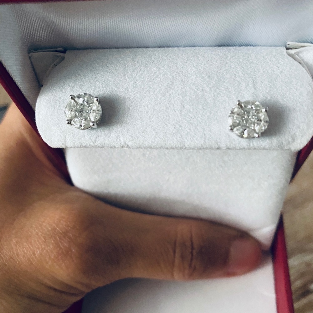 18 Kt White gold cluster diamond studs! New!